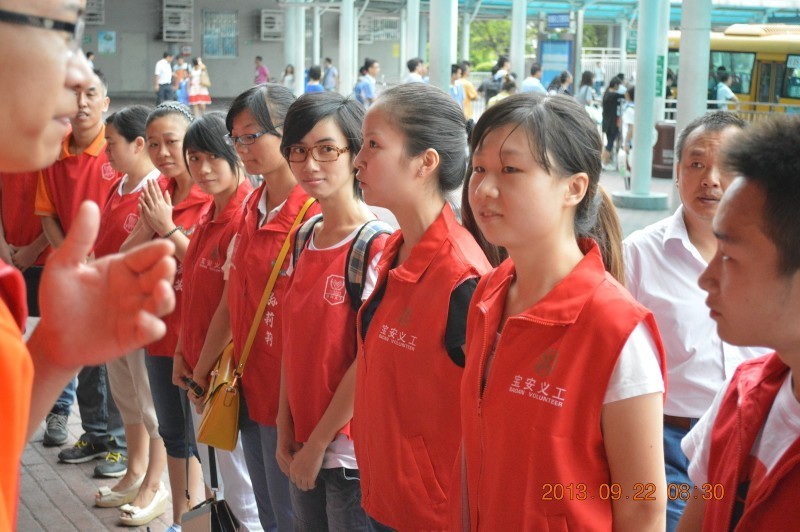 Guang Shengde volunteers at the airport